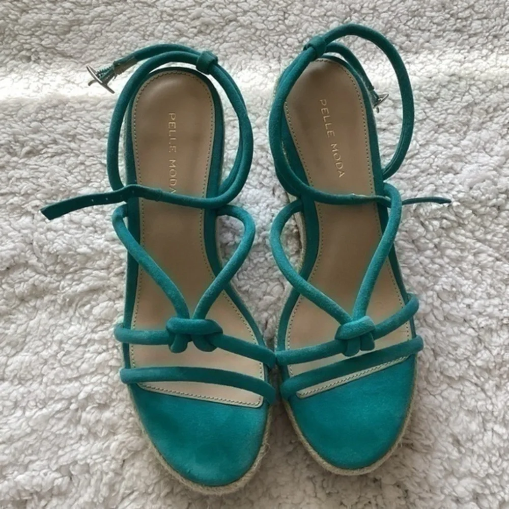 NWB PELLE MODA Size 8 Med Wedges